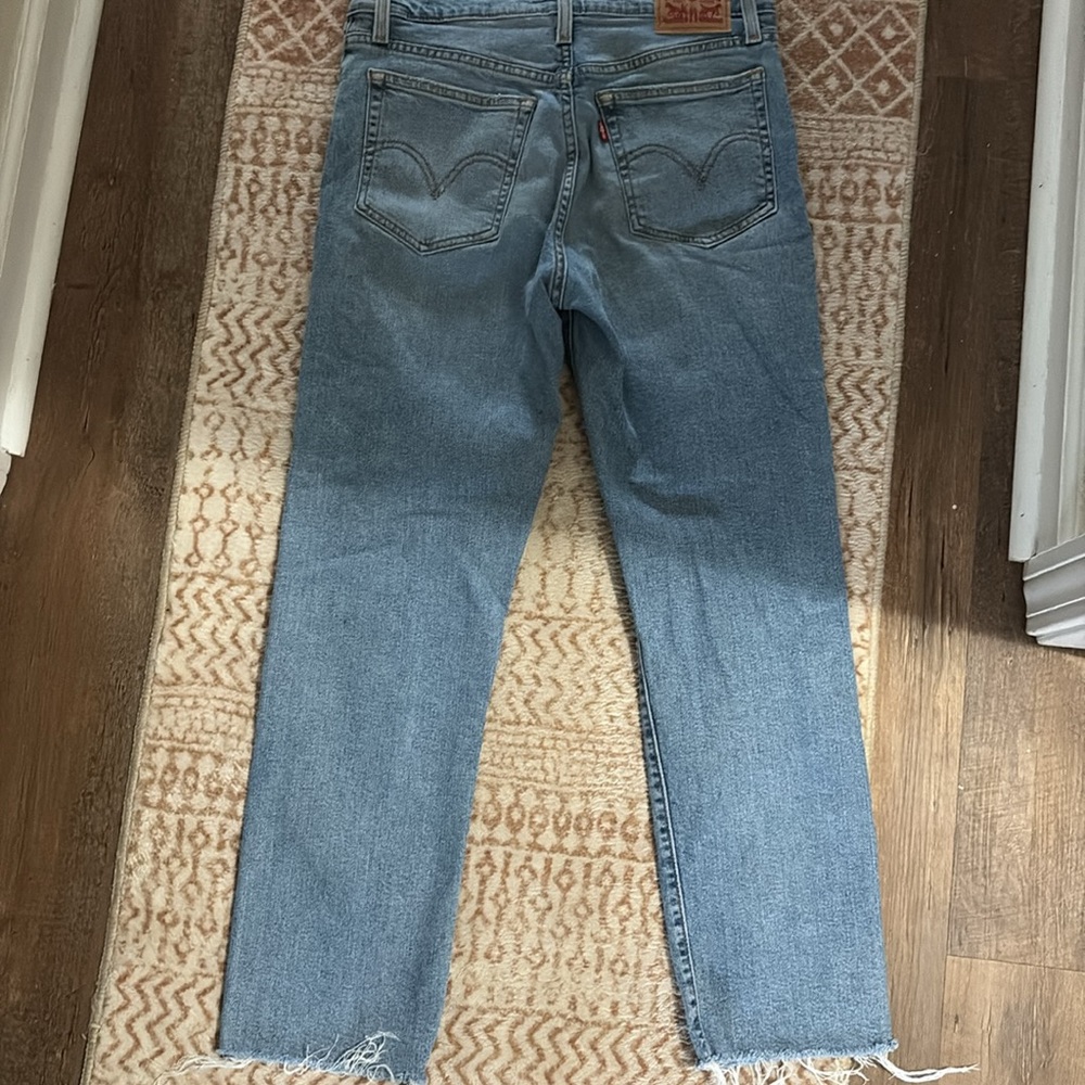Levi’s Wedgie Straight Light Wash Raw Hem Jean Size 28 - Picture 5 of 5